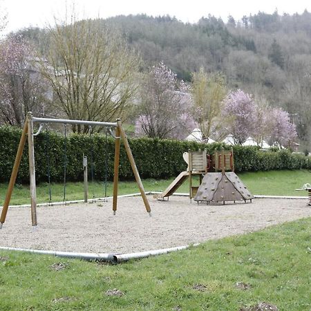 Camping Le Jardin - Chalets, Bungalows Et Emplacements Nus Pour Des Vacances Nature Le Long De La Riviere Le Gijou Lacaze Eksteriør billede