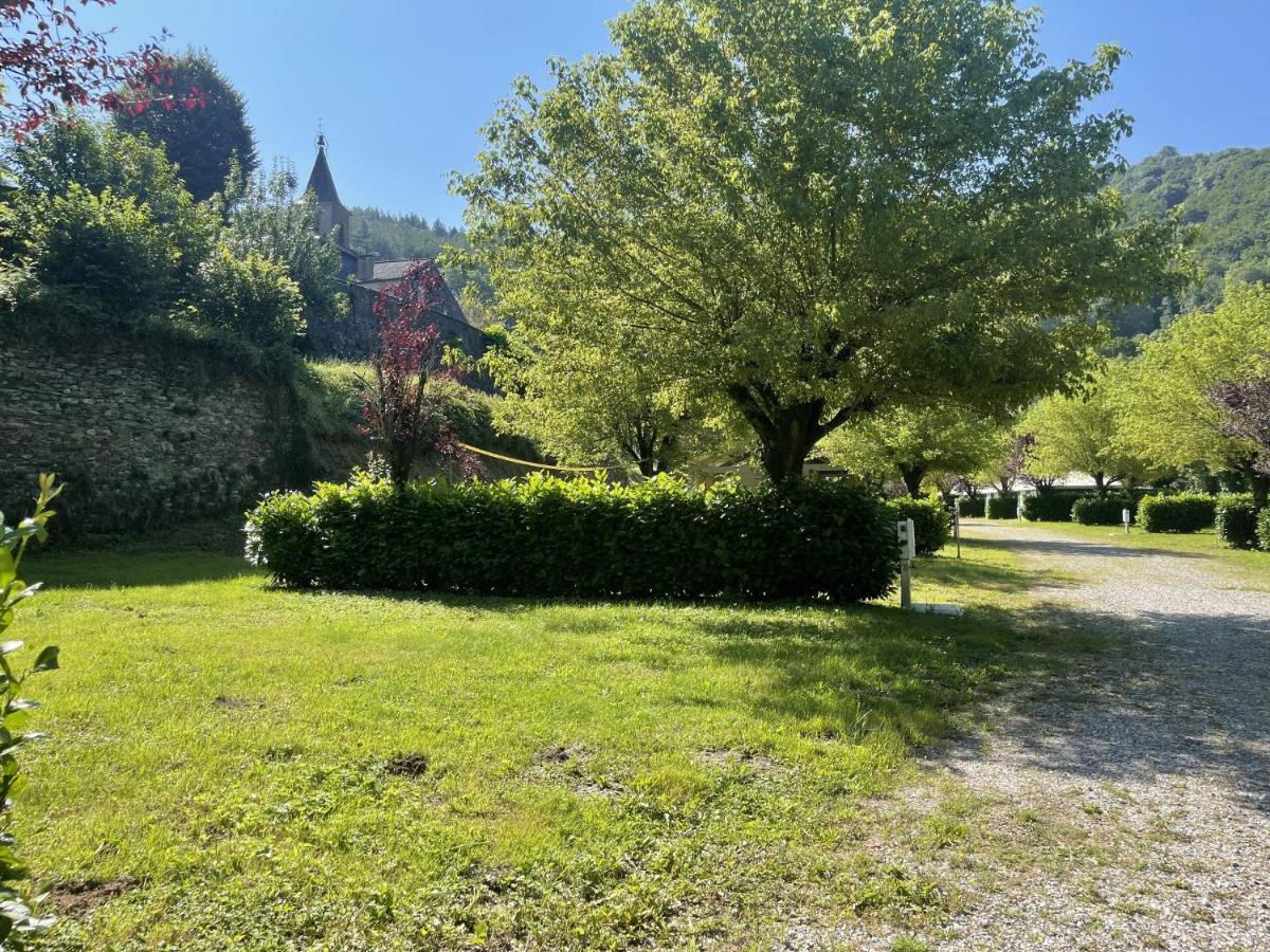 Camping Le Jardin - Chalets, Bungalows Et Emplacements Nus Pour Des Vacances Nature Le Long De La Riviere Le Gijou Lacaze Eksteriør billede