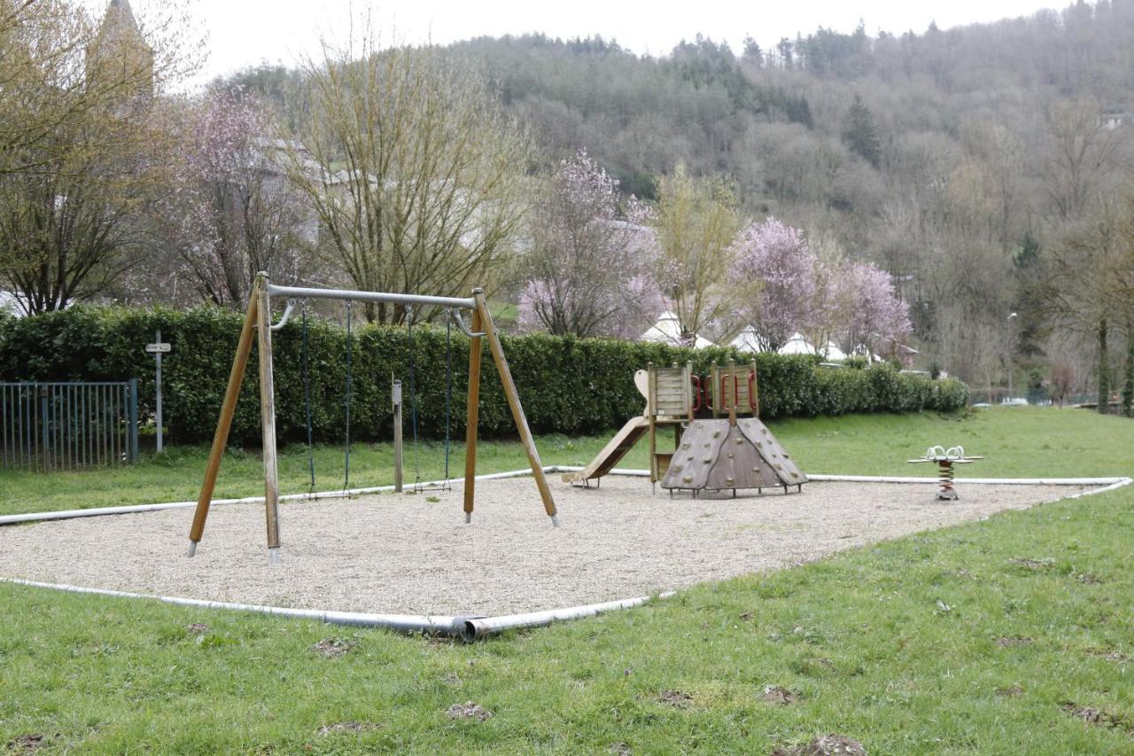 Camping Le Jardin - Chalets, Bungalows Et Emplacements Nus Pour Des Vacances Nature Le Long De La Riviere Le Gijou Lacaze Eksteriør billede