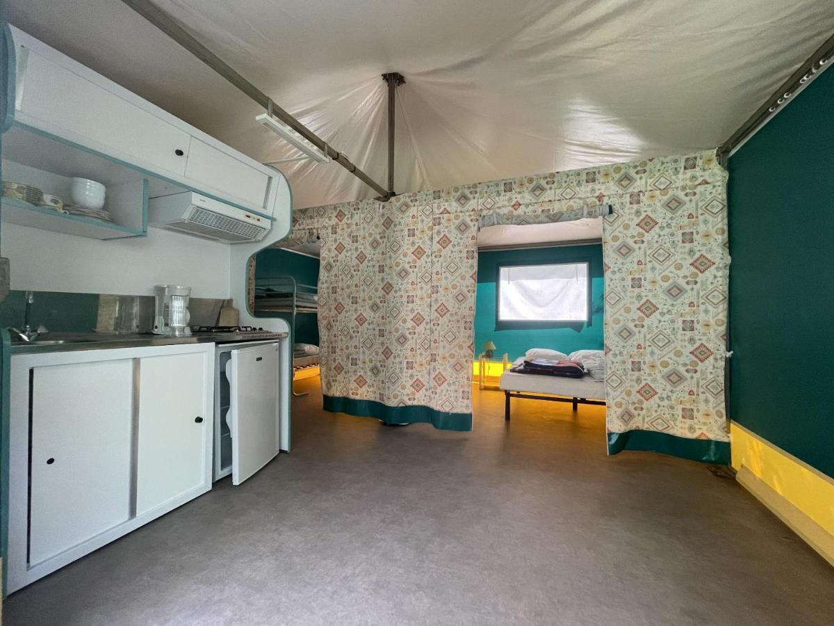 Camping Le Jardin - Chalets, Bungalows Et Emplacements Nus Pour Des Vacances Nature Le Long De La Riviere Le Gijou Lacaze Eksteriør billede