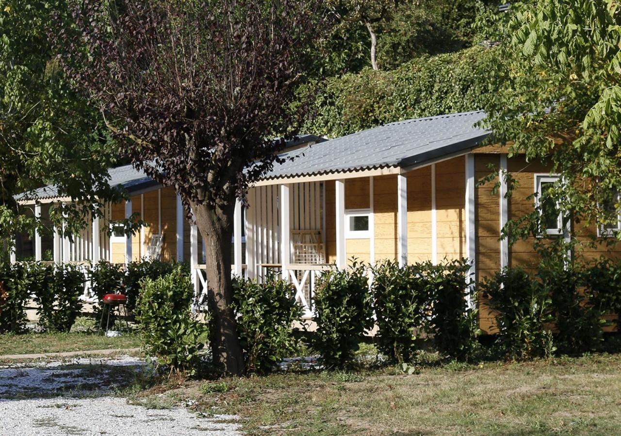 Camping Le Jardin - Chalets, Bungalows Et Emplacements Nus Pour Des Vacances Nature Le Long De La Riviere Le Gijou Lacaze Værelse billede